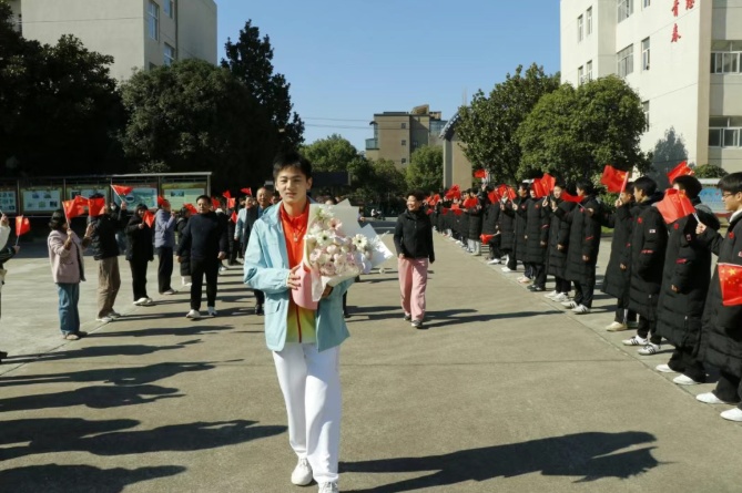 全运会冠军骆铭佩载誉回荆